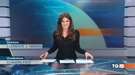 costanza tg5|News Anchor Gives Viewers An Eyeful On Live Tv After。